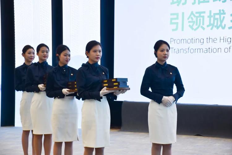 保利物业 以专业公关礼仪为核心，为高端会务保驾护航